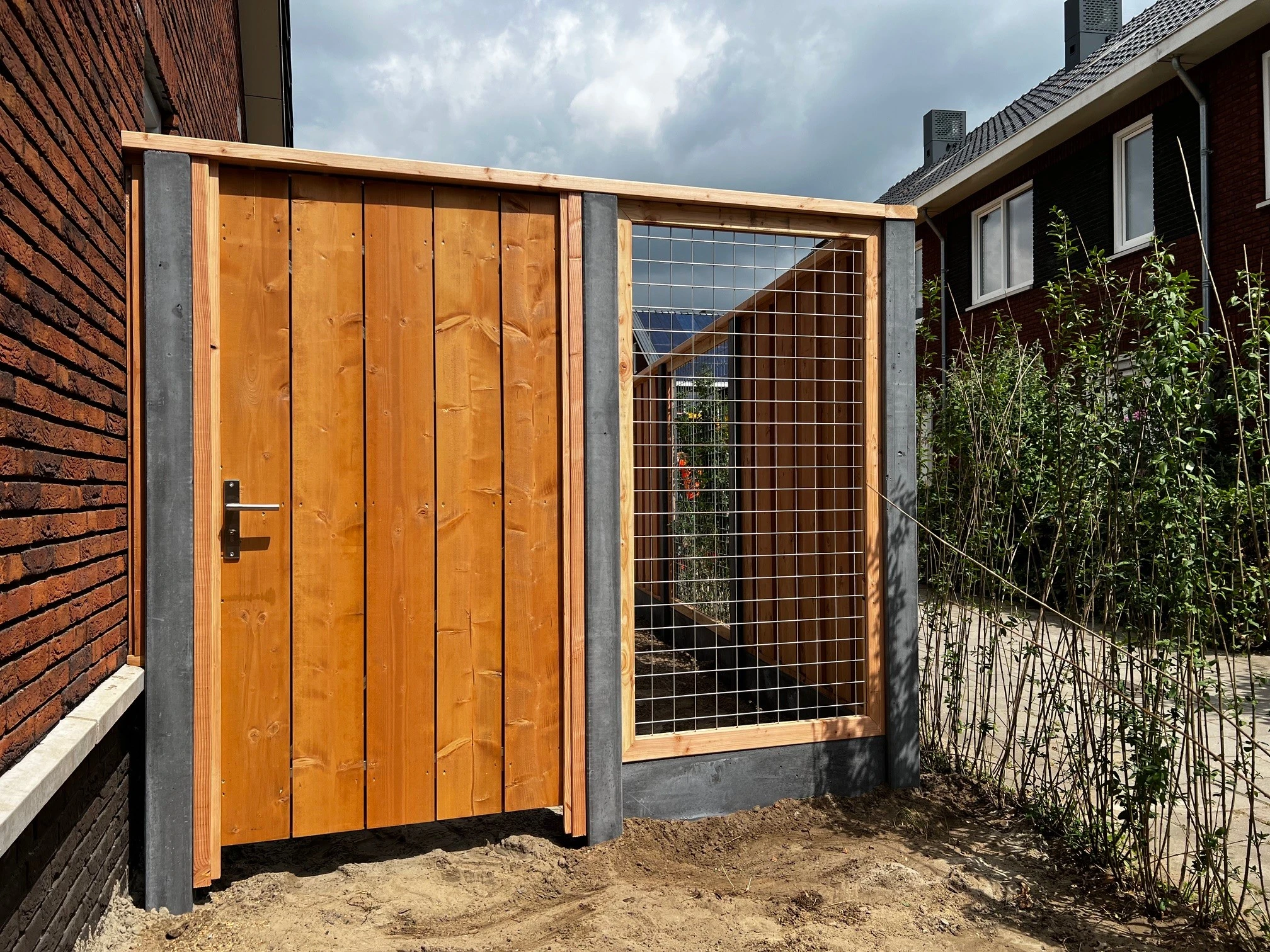 099. Schutting met gaaspanelen