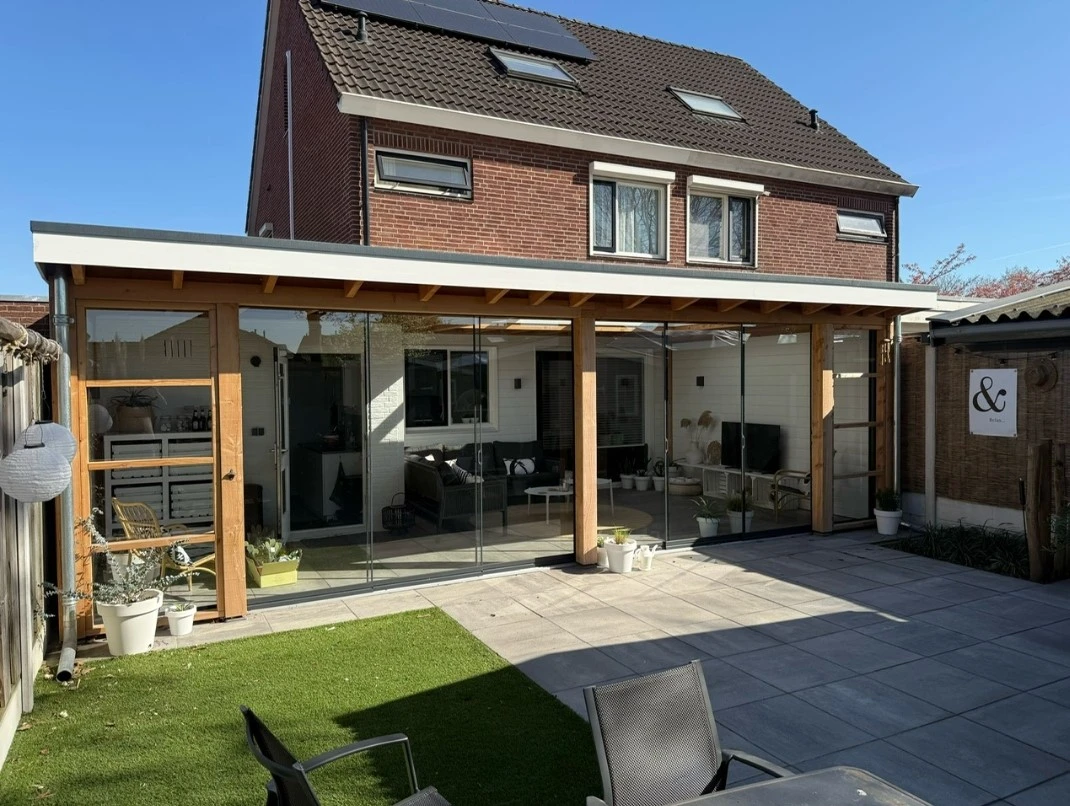 095. Douglas overkapping met witte accenten